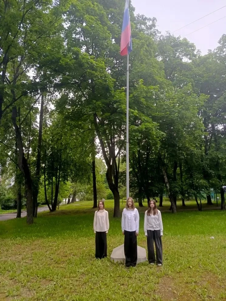 Флаг поднять!  🇷🇺Мы с огромной гордостью продолжаем рассказ про ребят, активных участников жизни шко