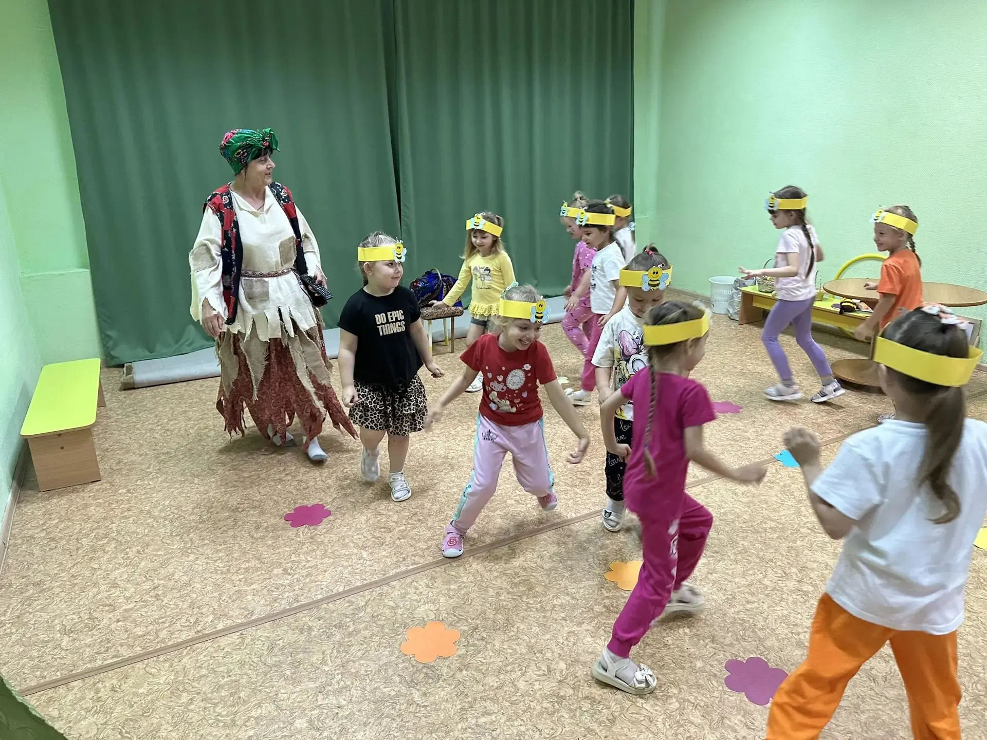 Сегодня к ребятам снова заглянули любимые сказочные герои — Баба‑Яга, ёжик и пчёлка! Ат...