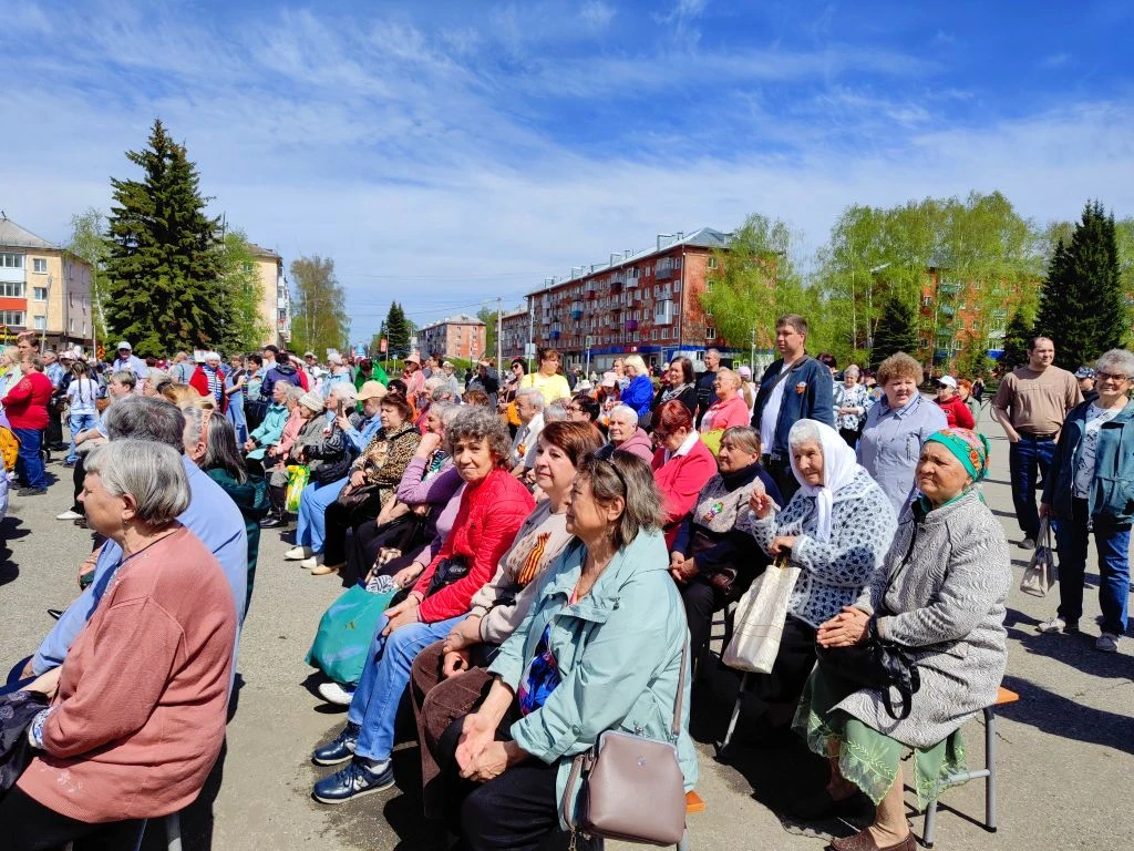 После Бессмертного полка и возложения цветов к Памятнику Воина-победителя на городской площади жител