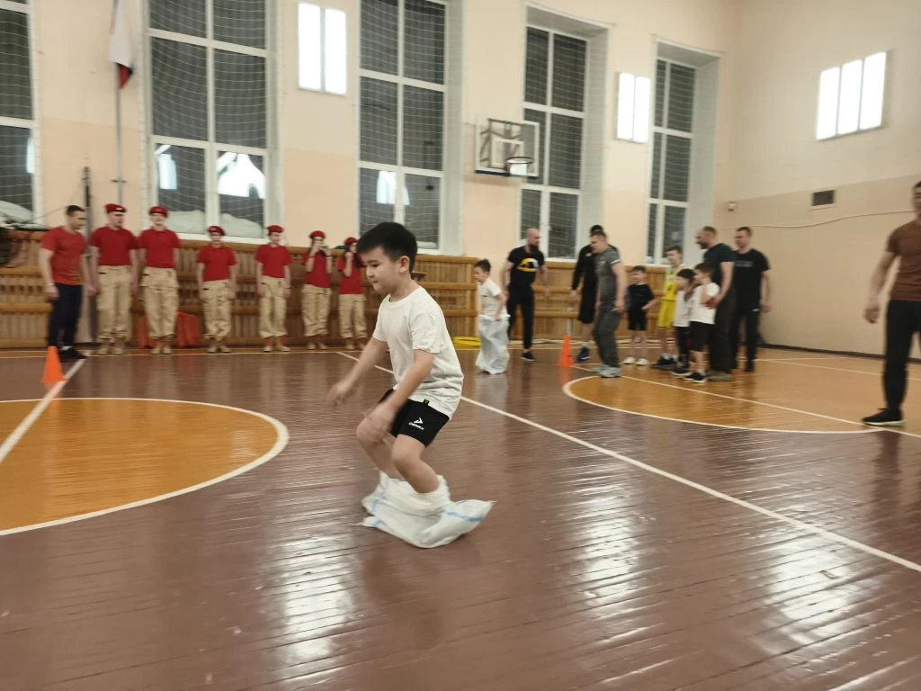 🔥 Вчера в нашей школе состоялись "Богатырские игры" 🏃‍♂️👦🏻✨  Ребята и их папы  показали настоящие бо