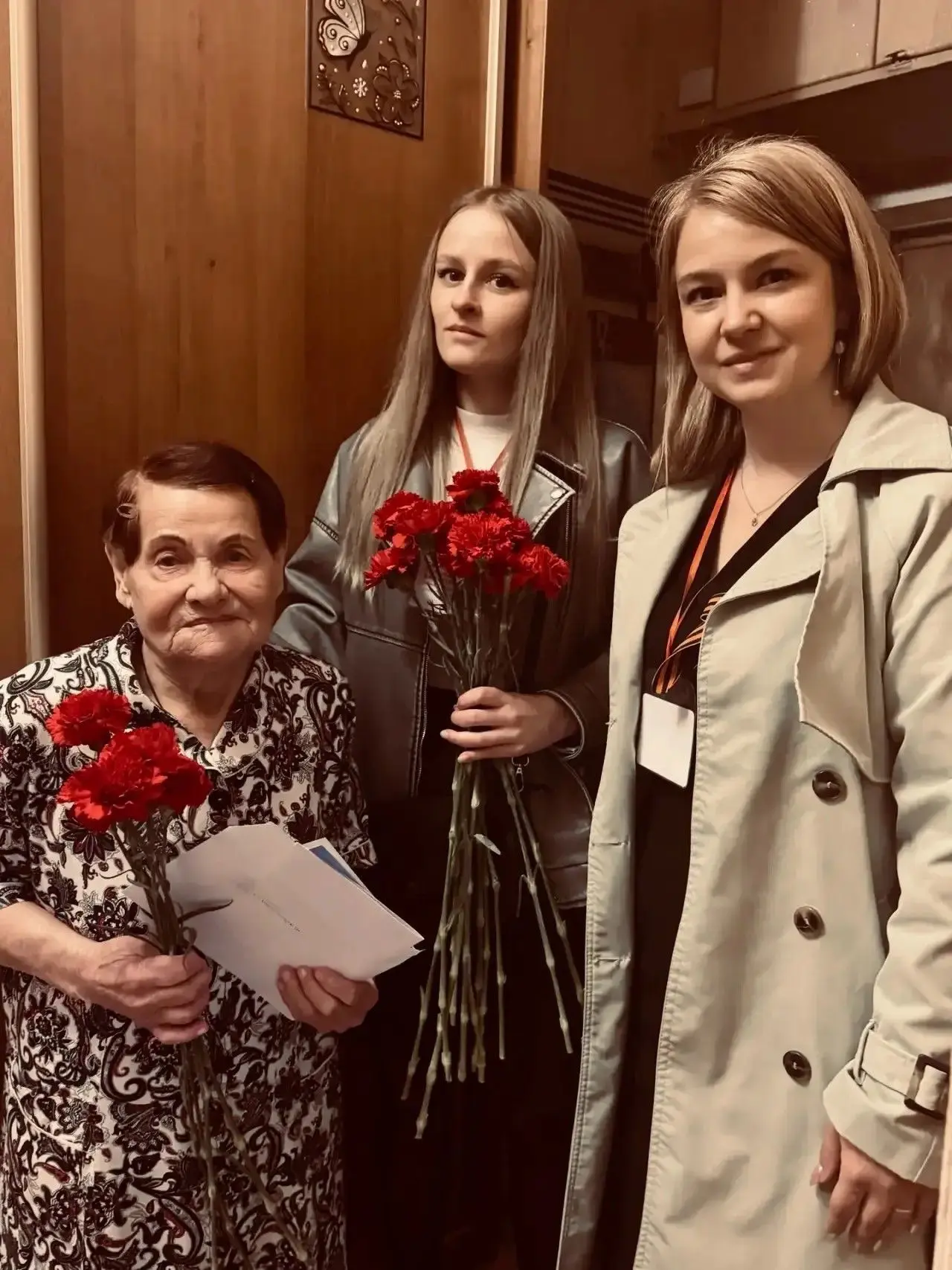 🎖 В преддверии Дня Победы сотрудники Клинского МФЦ навестили ветеранов Великой Отечественной войны,