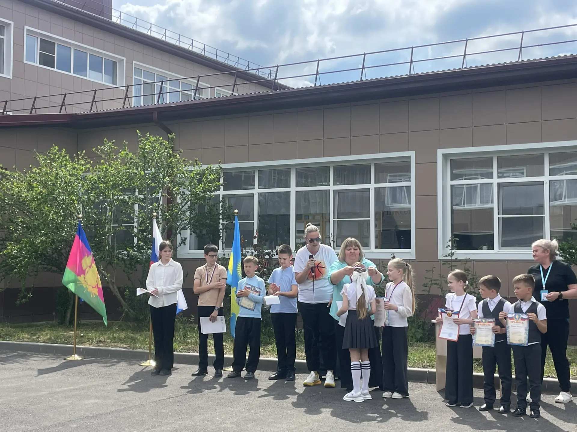 Сегодня в нашей школе прошли торжественные линейки, посвящённые окончанию учебного года. 🎓  Наши реб