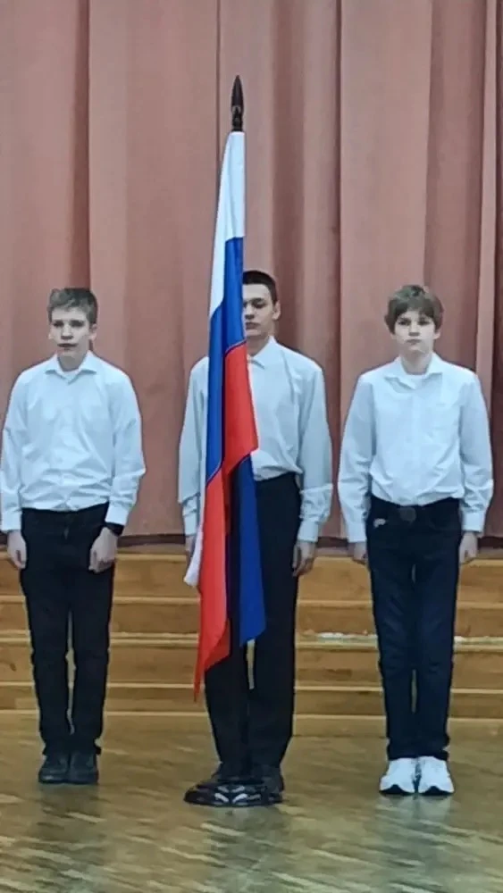 🇷🇺Понедельник традиционно начался с торжественного подъёма флага Российской Федерации и исполнения Г