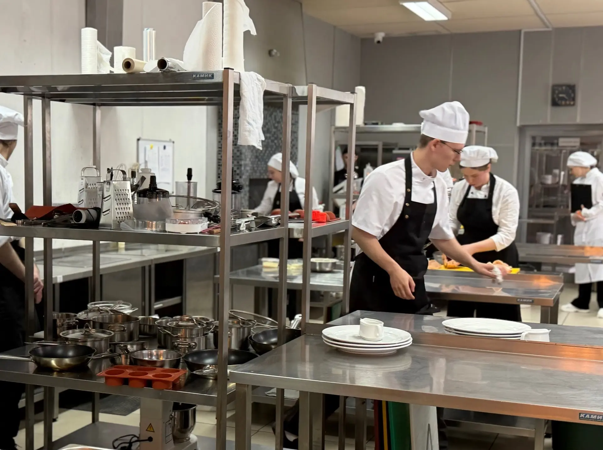 🍽 Итоги демонстрационного экзамена у будущих поваров и кондитеров

Выпускники специальности «Поварс