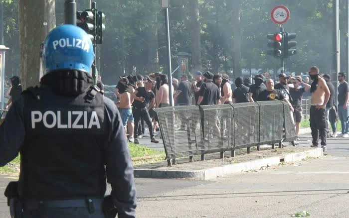 Sky Italia: 22 ультрас «Ювентуса» и «Торино» попали под следствие после беспорядков пер...