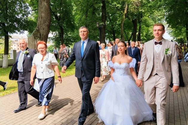 👰🤵‍♂️ Во Владимире 8 июля наградили верных супругов и провели парад семей