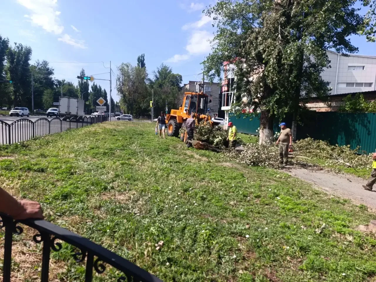 🚜 Продолжаются работы по расчистке улиц нашего города!
Коммунальные службы сейчас ведут работы на с