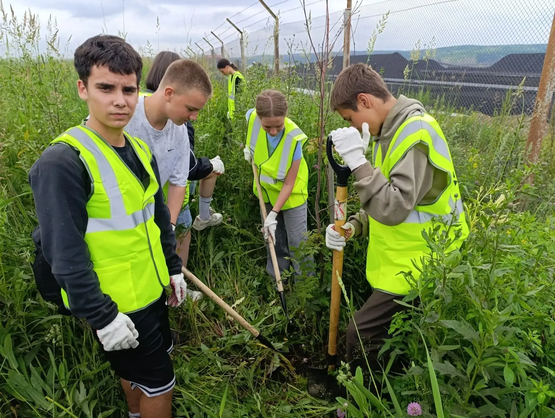 🌿 Зелёные перемены начинаются с нас! 🌿 

Молодёжь не сбавляет темп: в районе морского угольного по