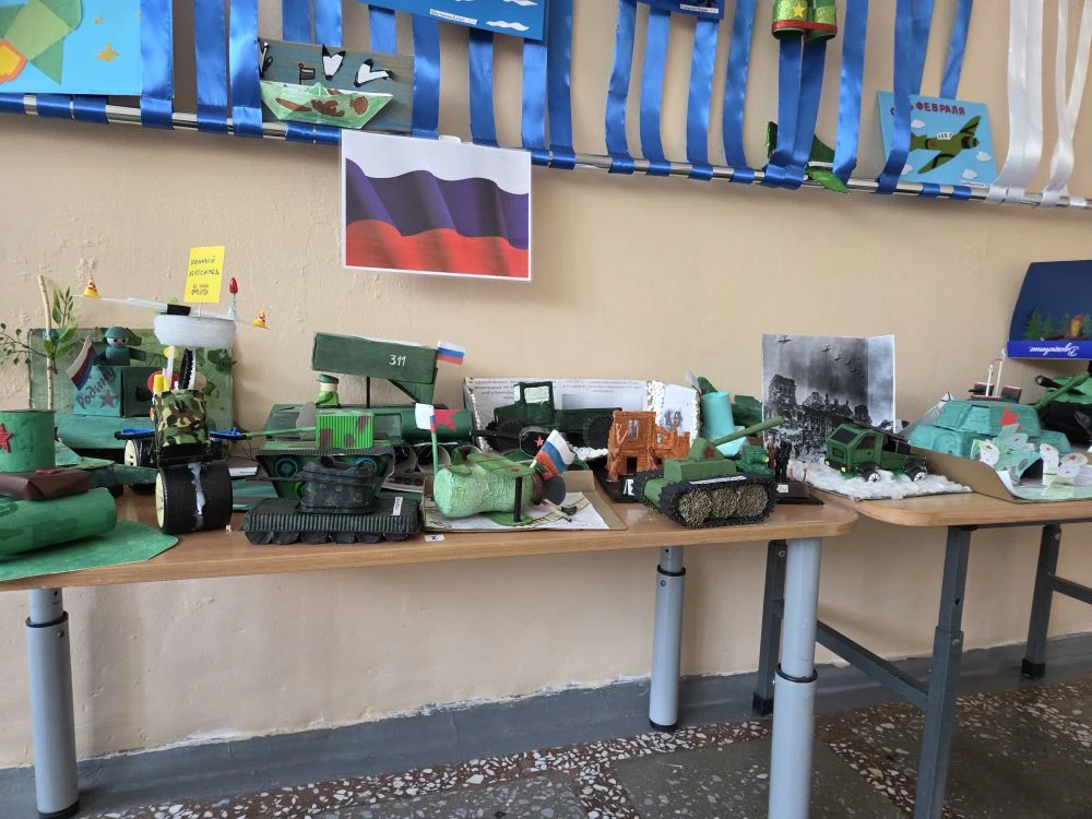 У нас в детском саду прошел замечательный конкурс по поделкам на военную тематику «Боев...