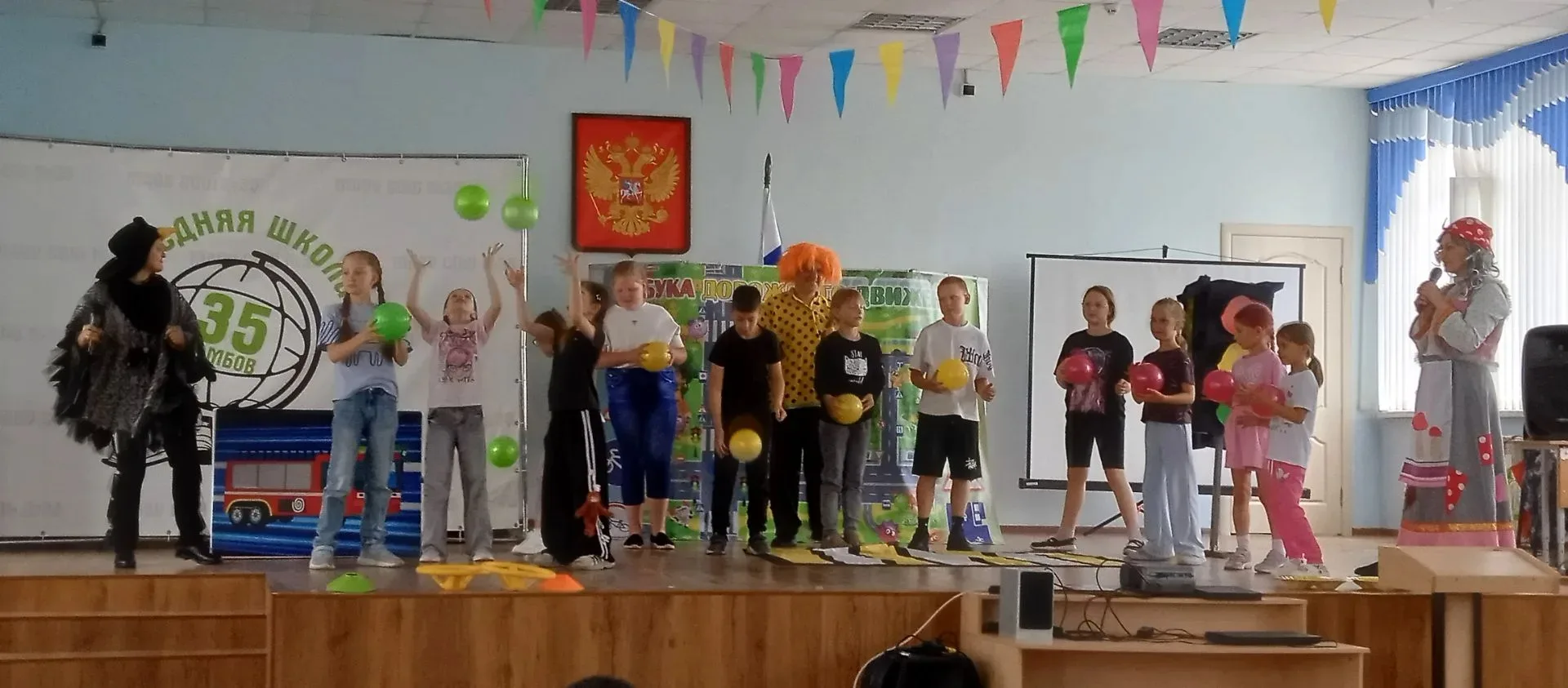 Сегодня пришкольный лагерь "Радужный" посетили артисты театра "Облачка" с развлекательной и, в то же