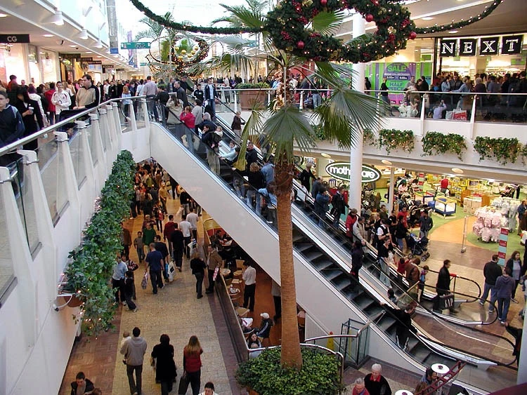 🛒Народ в торговых центрах всё чаще заходит за едой и бутылкой, а не за шмотками