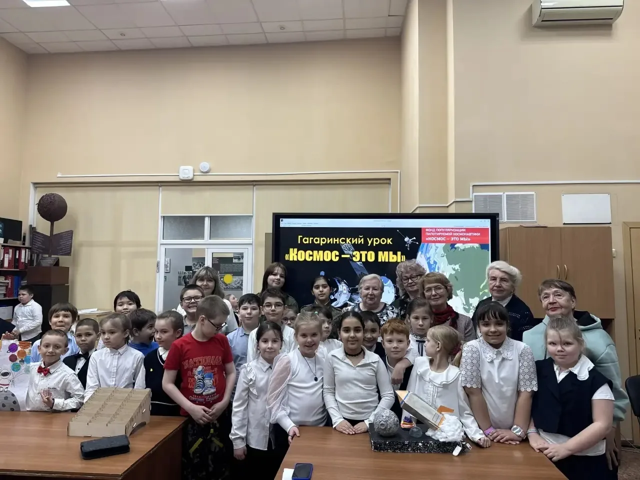 🚀 2 «Б» покоряет космос (пока в музее)!  Сегодня наш класс стал участником настоящего Гагаринского у