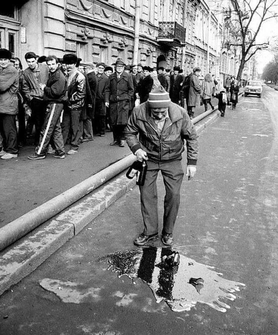 Минута молчания у винного магазина. СССР. 1980-е.🔥😢