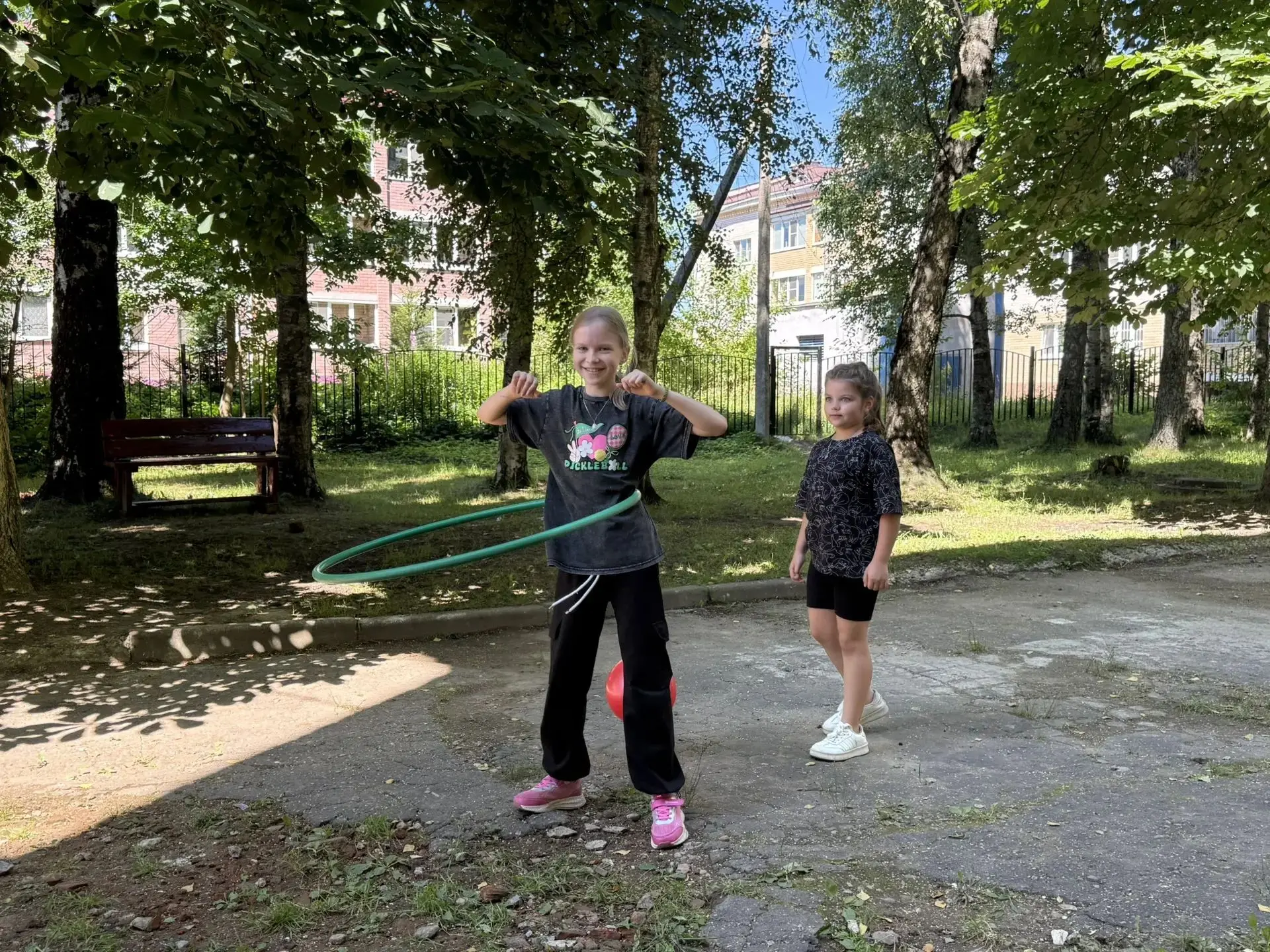 «Утро в нашем лагере началось с заряда позитива — с зарядки! ☀️
Ребята не просто размялись, а сразу 