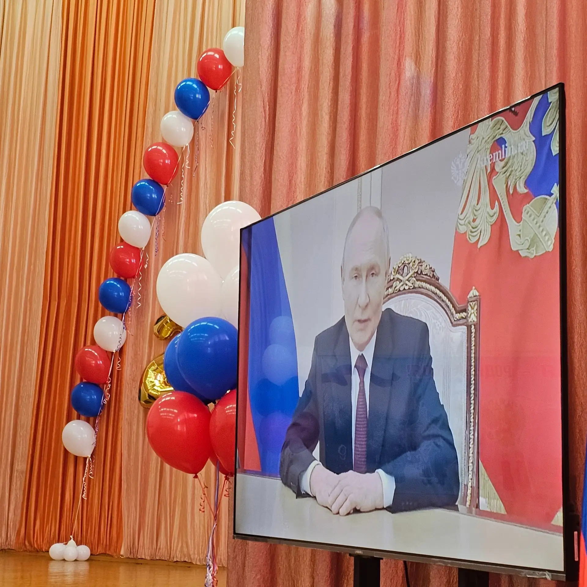 В добрый путь, выпускники!
27 июня по всей стране прошли торжественные церемонии вручения аттестатов