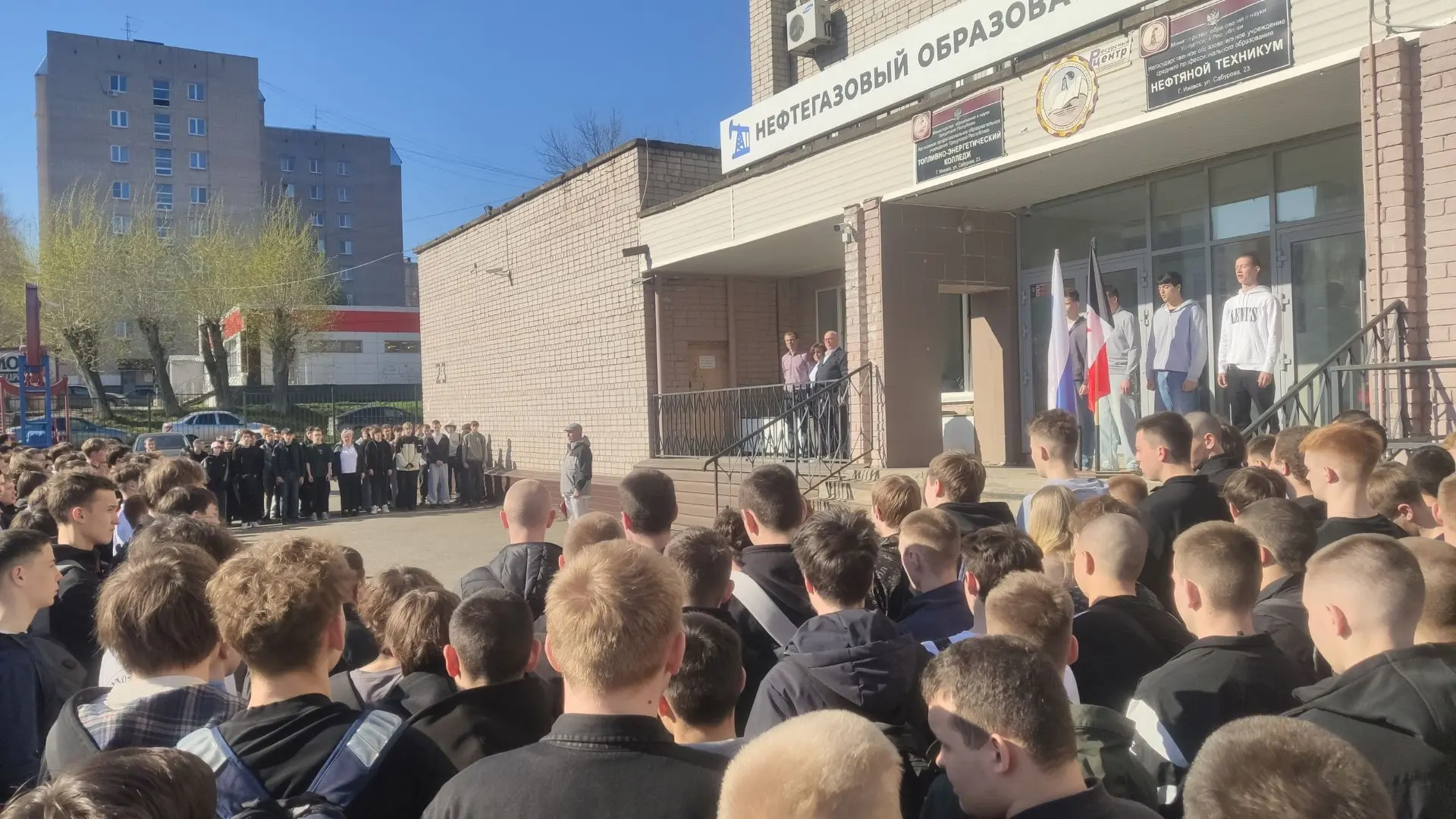 4 мая 2026 года учебная неделя началась с торжественного поднятия флагов России и Удмур...