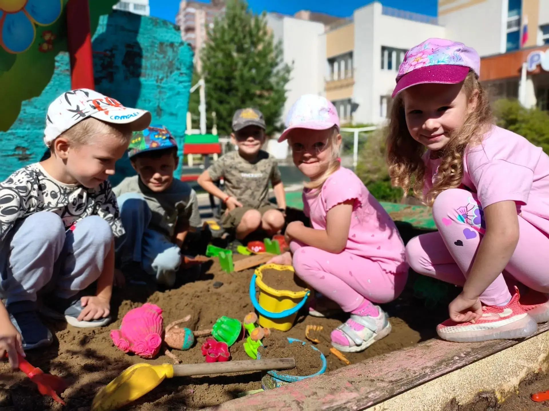 Ребята дружно вышли на прогулку. В песочнице кипит стройка: возводим замки, копаем тонн...