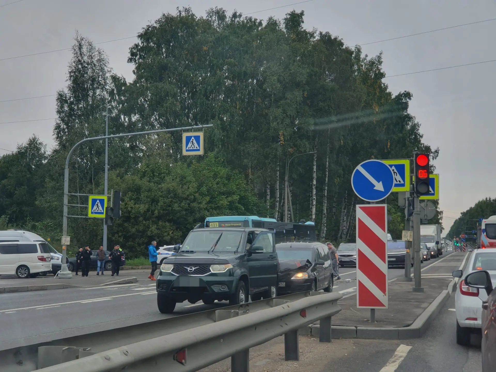 В Парголово у поворота на Юкки ДТП, которое произошло буквально на наших глазах в окруж...