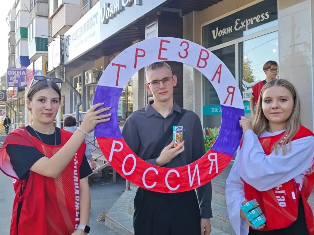 В Гае волонтёры раздавали прохожим сок в поддержку трезвого образа жизни