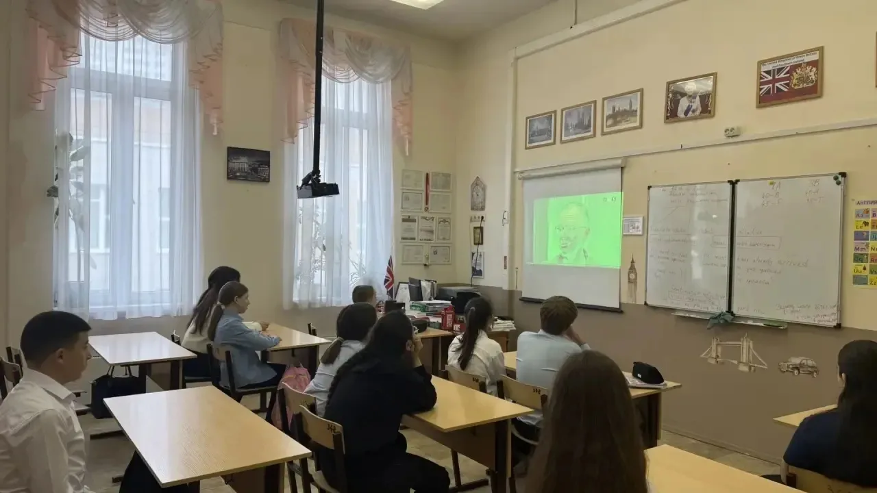 🎶 Любимая музыка в наушниках, яркие афиши в городе, дизайн одежды и предметов, сайты и приложения, к