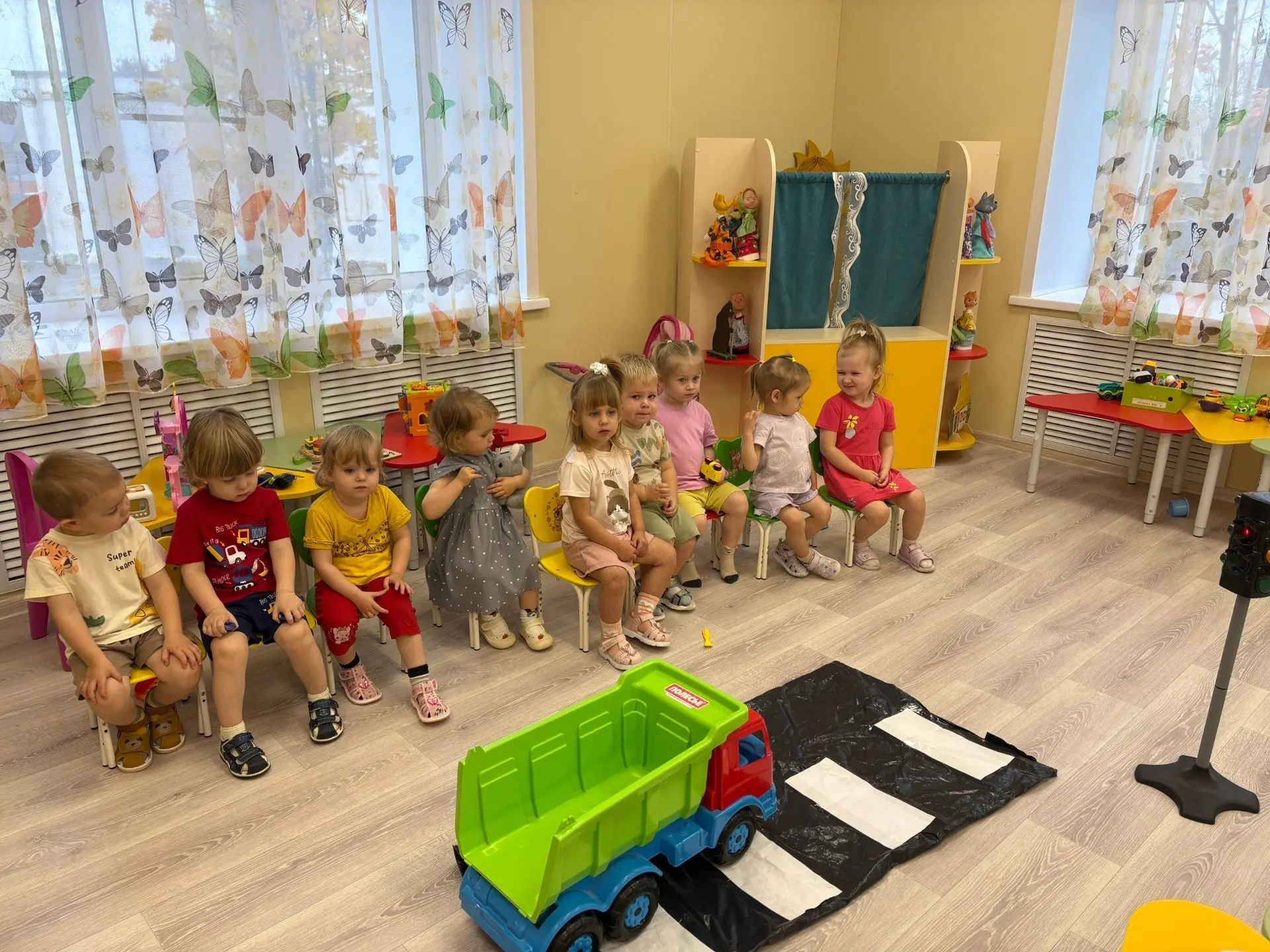 🚦 Маленькие пешеходы: первое знакомство со светофором!