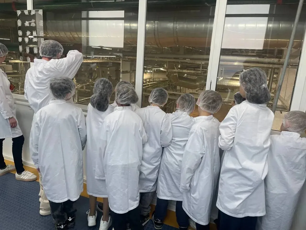 Путешествие на Лианозовский молочный завод  🏭 6 мая ученики 3 «Е» класса съездили на Лианозовский мо