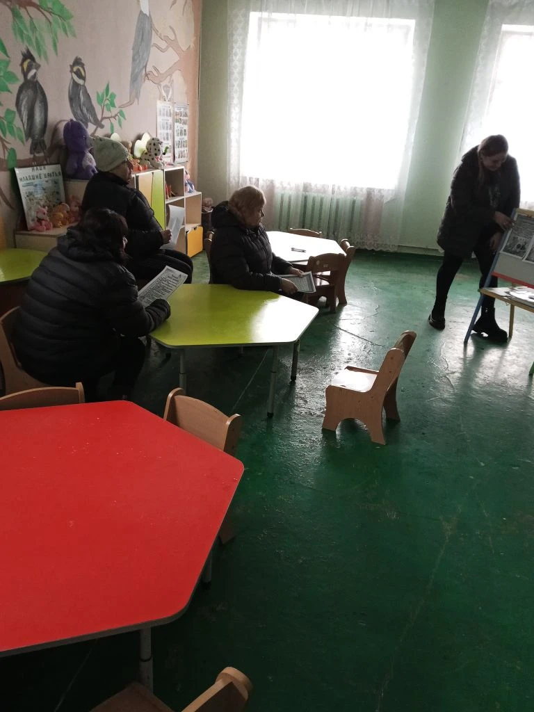 Сегодня провели консультацию с родителями детей на тему: "Рассматривание иллюстраций с детьми: "Дома