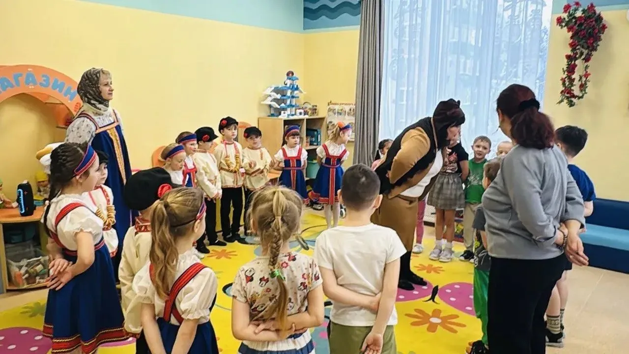 Проводить Святочные колядки, стало доброй традицией в нашем детском саду. Святки, или, ...