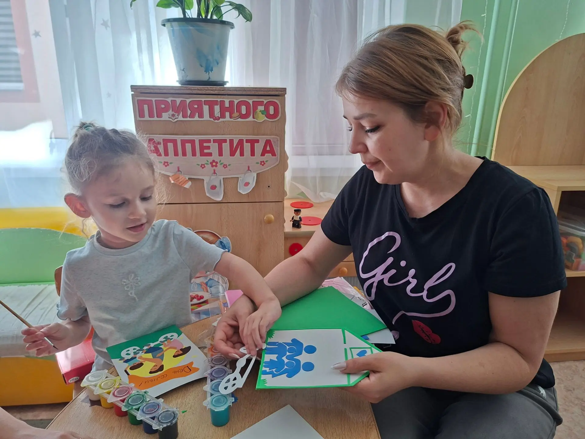 Совсем скоро День семьи, любви и верности (8 июля)! Воспитатели и дошколята принялись за дело. 
Откр