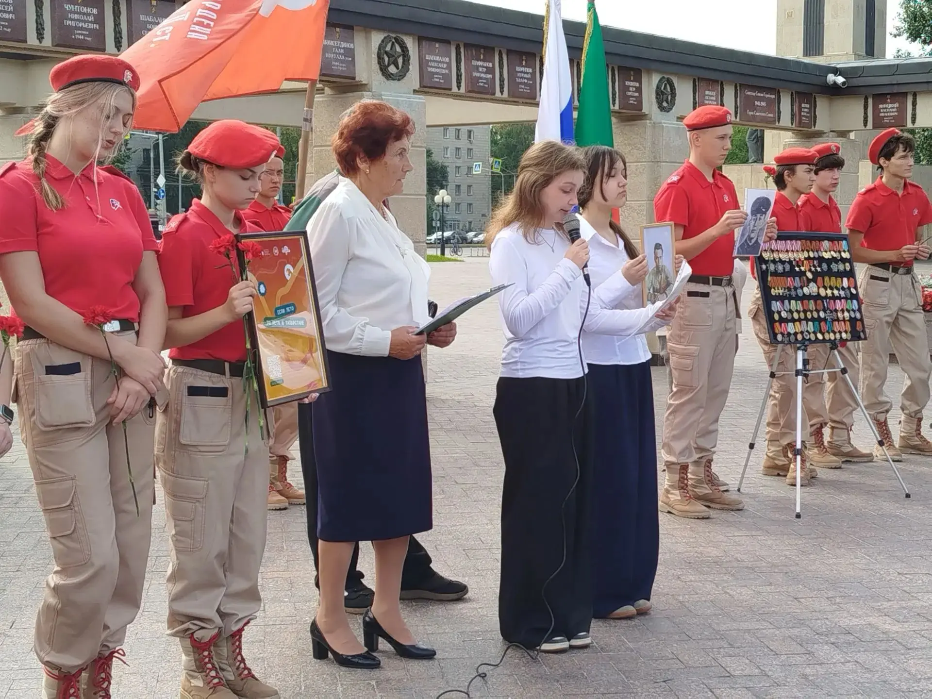 🕯️ Память сквозь года: активисты школьного музея в Парке Победы