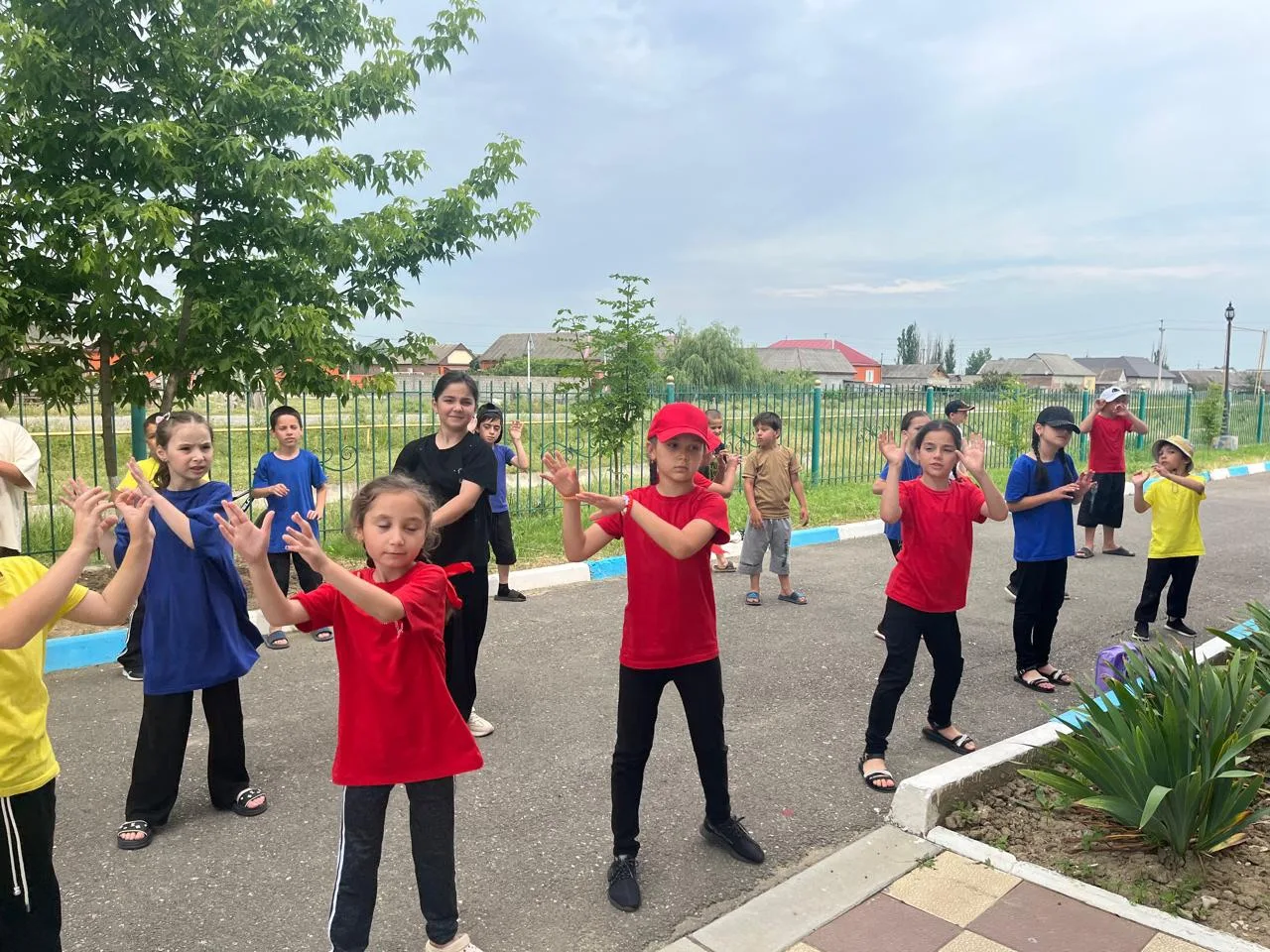🌈В летнем лагере «Лунтик» новый день начался с утренней зарядки! ☀️💪 Дети с радостью заряжались эн