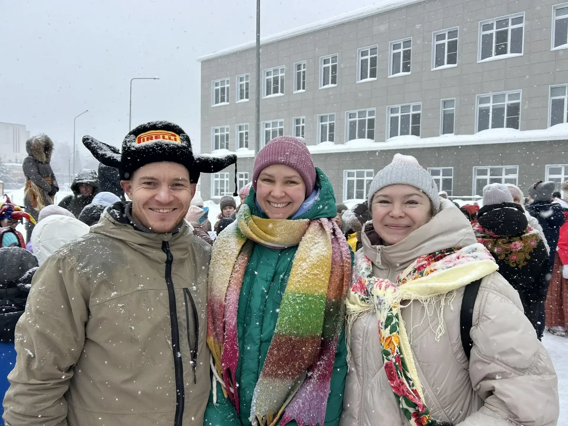 ❄Спорит, силой меряясь, Зимушка с Весной, Снегом заметала весь покров земной...  🥞Пятые классы приня