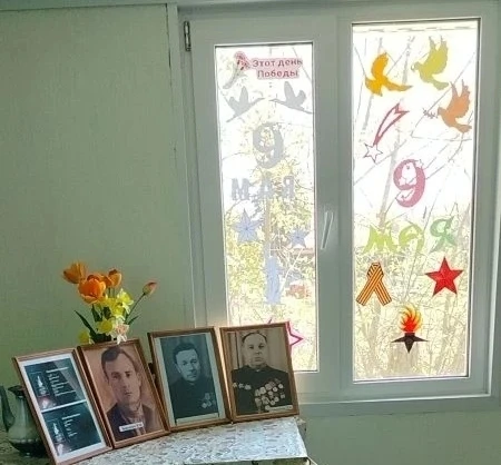 Получатели социальных услуг дневного отделения вместе с сотрудниками и волонтёрами с ду...