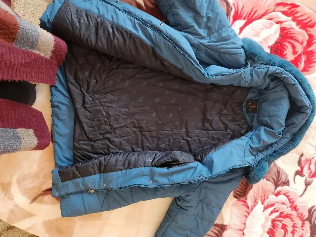 Продаётся женская зимняя очень тёплая куртка в отличном состоянии одевалась пару раз  в...