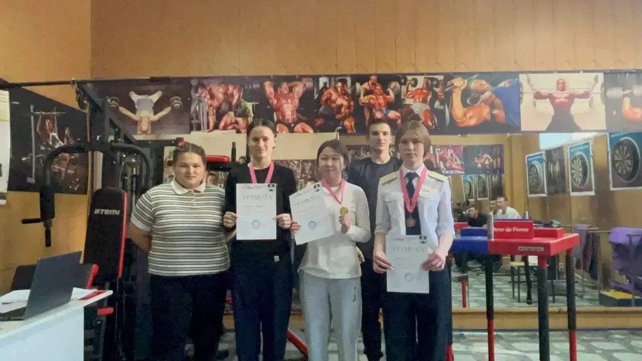 🔥💪 Турнир по армрестлингу в УУКЖТ — сила, воля и медали! 🏆🤜🤛  23 апреля состоялся турнир по армрестл