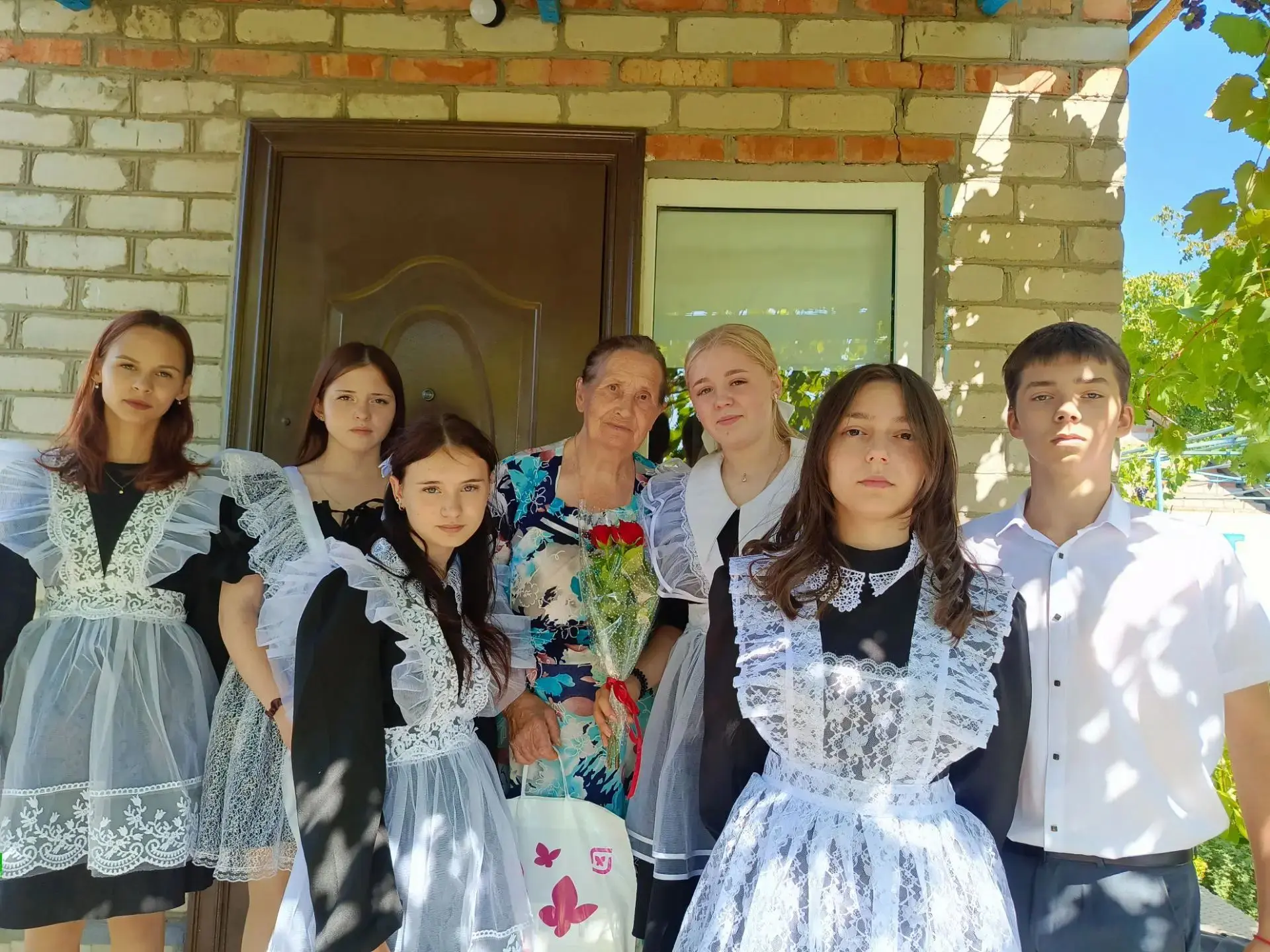 🎉1 сентября наши школьники традиционно поздравили учителей находящихся на заслуженном ...