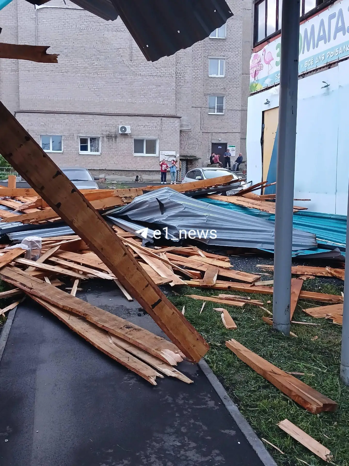 ⚠️ Ураган сорвал крышу ТРЦ в Туринске, часть города осталась без света и воды
