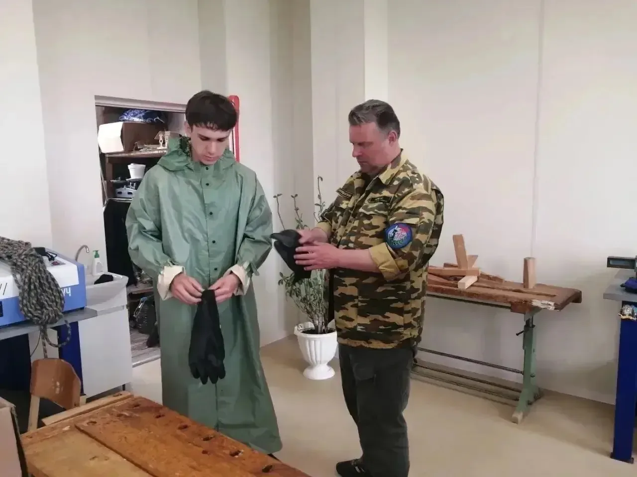 На базах школ района для юношей проходят учебные сборы.  Это практическая часть предмета Основы безо