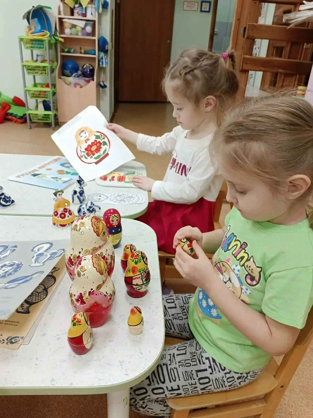 Из таланта и терпенья!
Из народного уменья!
Не плотники-сапожники,
А мастера-художники
Игрушки созда