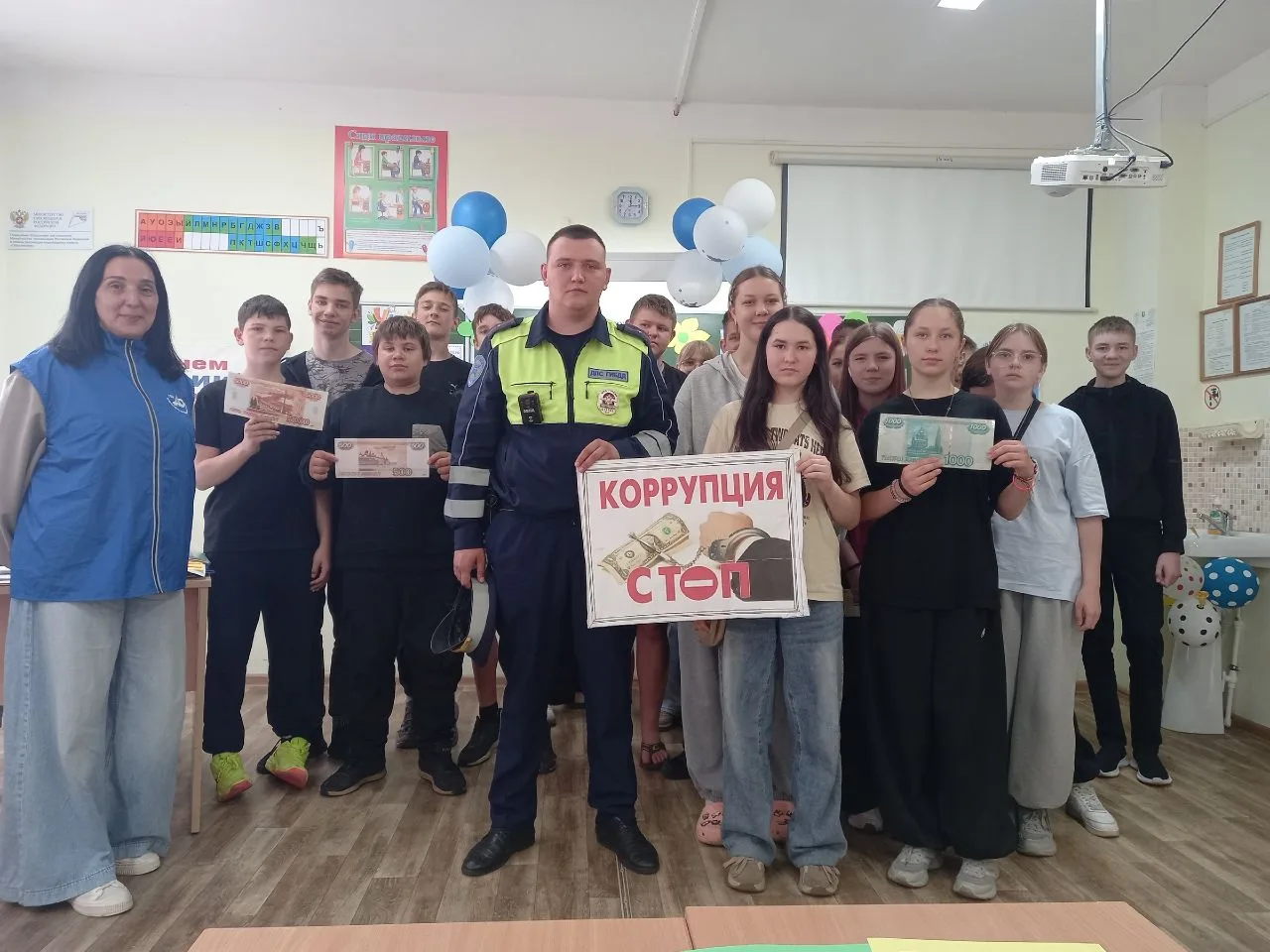 Девиз дня в трудовом лагере труда и отдыха «Росток» — «Коррупции нет!». Мероприятие прошло в рамках 