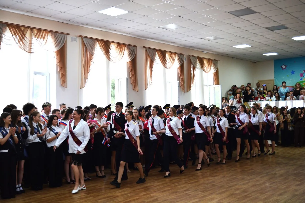 🔔 Торжественная линейка, посвящённая Последнему звонку, прошла в нашей школе!    В стенах нашей школ