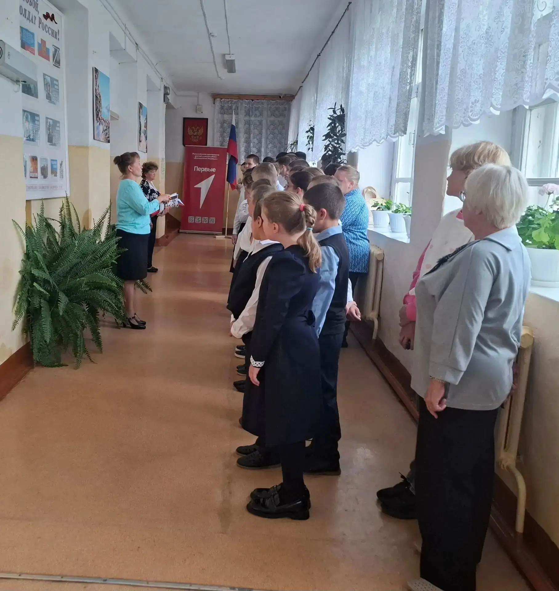 💫﻿﻿﻿Традиционно новая учебная неделя в школе началась с важного и символичного момента...