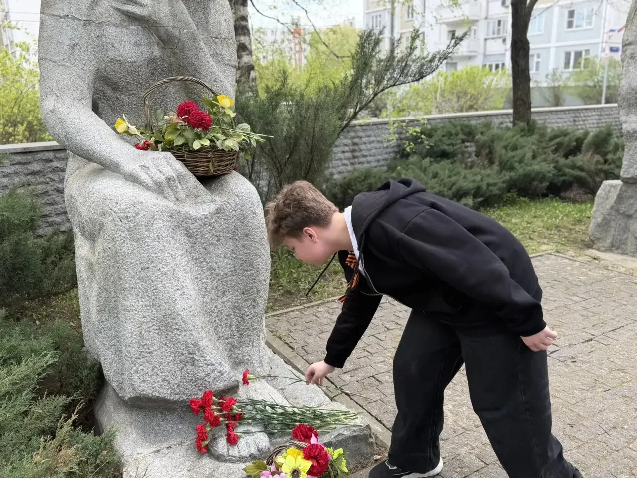 🕊️«Никто не забыт и ничто не забыто» - Горящая надпись на глыбе гранита. Поблекшими листьями ветер и