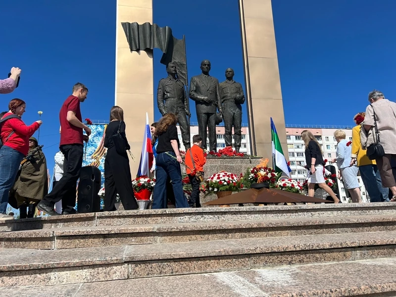 Усинск склонил головы в память о героях войны 


22 июня, в День памяти и скорби, жители Усинска поч
