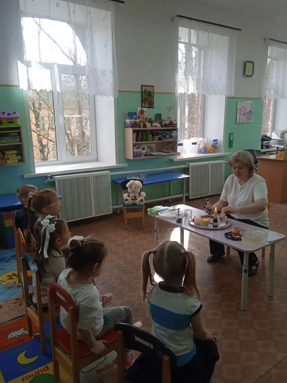 В младших и средней группах были проведены занятия - беседы на темы: