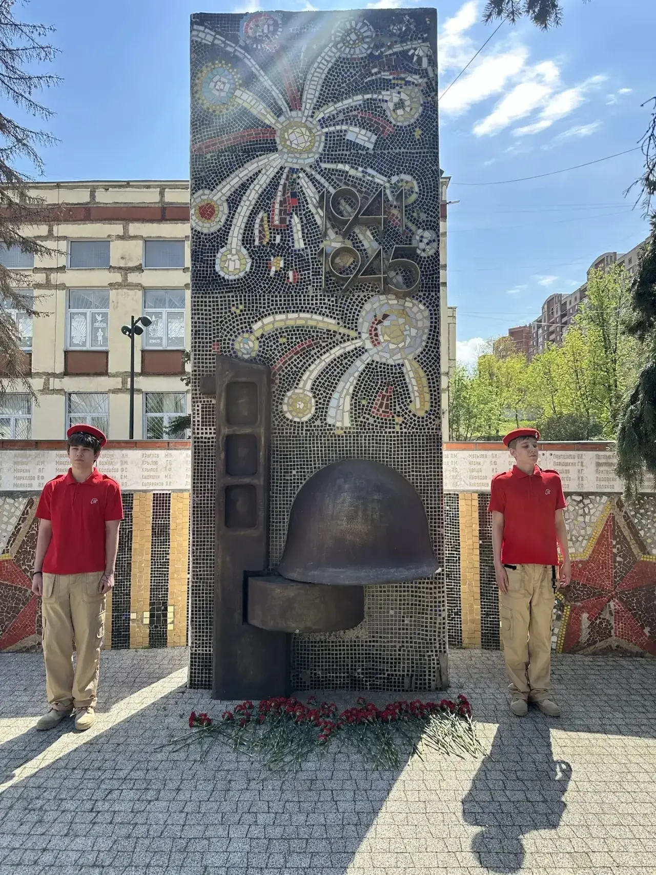 В эти дни, наполненные трепетным ожиданием Дня Победы, юнармейцы с гордостью заступают на Вахту Памя