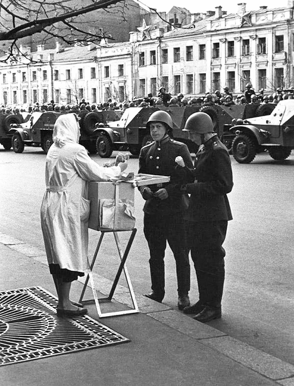 Мороженое на первомайском параде, Москва, 1950 год.

Фотоальбом | подписаться