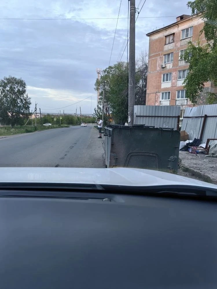 «Вот уже полтора года на проезжей части по адресу Астраханская, 39 А и 39, стоят мусорные контейнеры