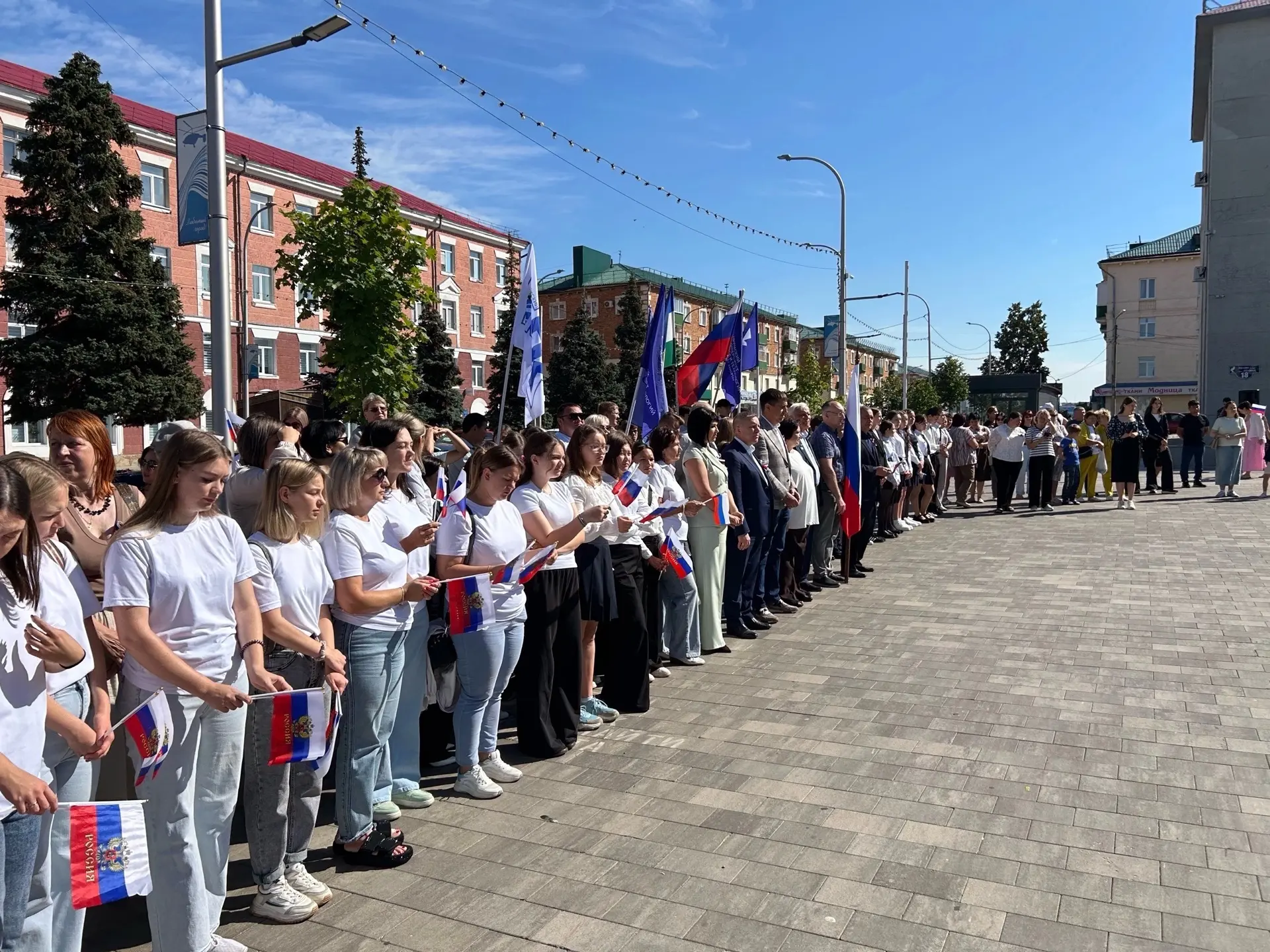 🇷🇺Сегодня площадь Советов наполнилась особой атмосферой — здесь собрались сотни горож...