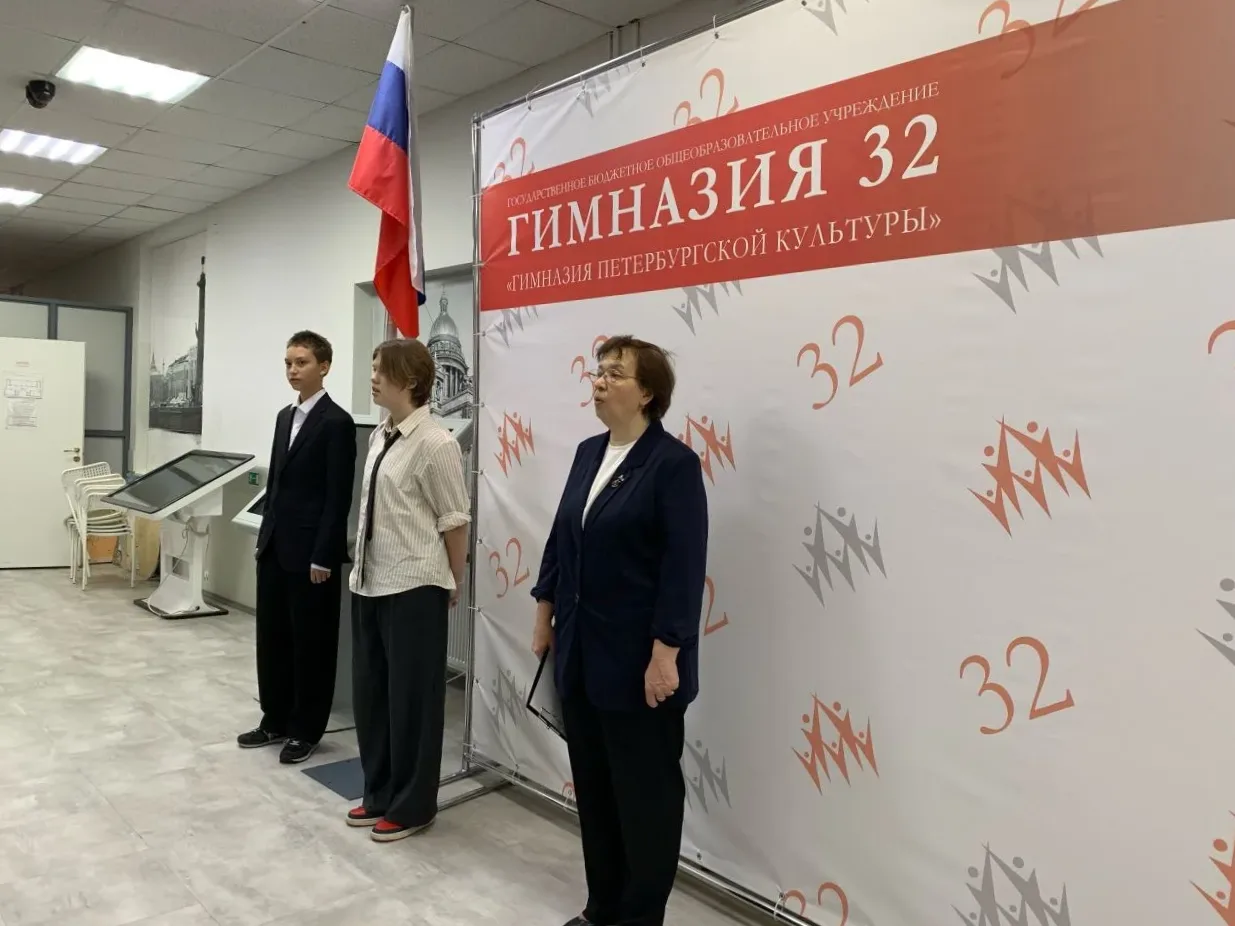 Новая учебная неделя началась с торжественных линеек! 🇷🇺  Сегодня, 6 апреля, в Гимназии №32 по тради